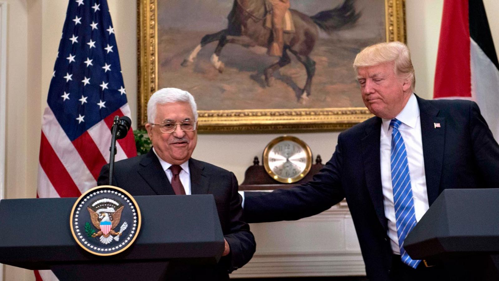 El presidente de la Autoridad Nacional Palestina, Mahmud Abás, en la Casa Blanca con Donald Trump