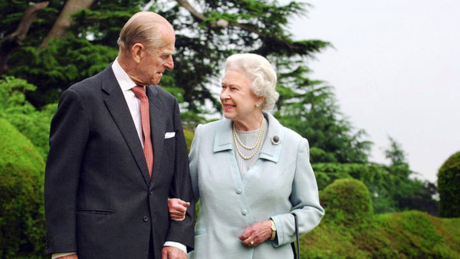 Fotografía del duque de Edimburgo y la reina Isabel II tomada con motivo de la celebración de sus bodas de diamante con la monarca, que se conmemoró en 2007.