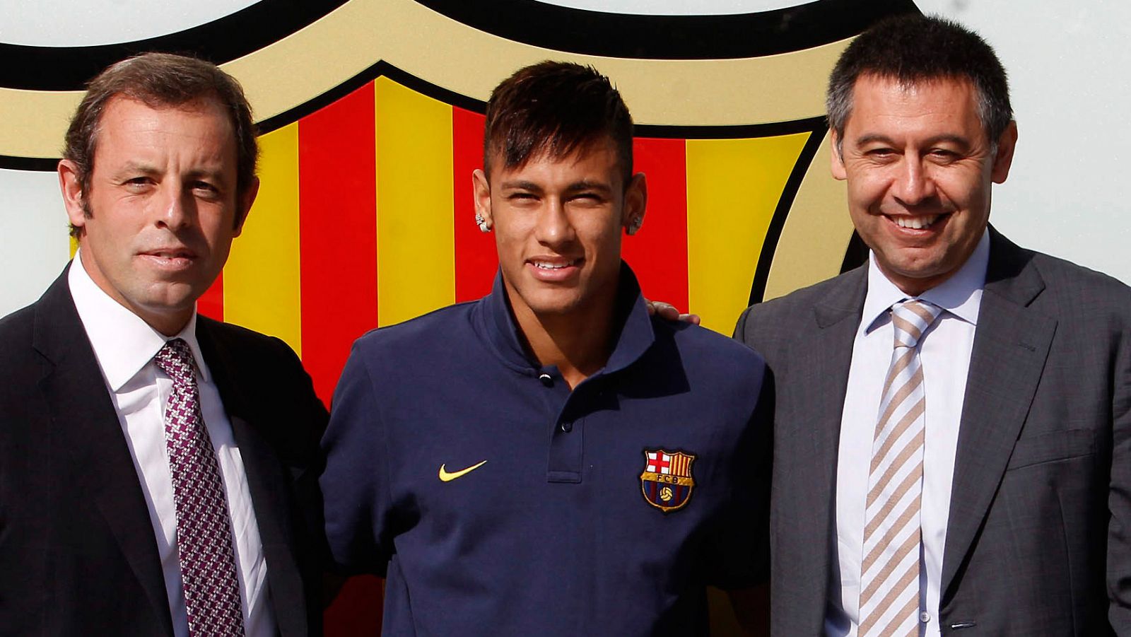 De izquierda a derecha, el expresidente del Barça, Sandro Rosell, Neymar y el actual presidente, Josep Maria Bartomeu, el día de la presentación del futbolista.