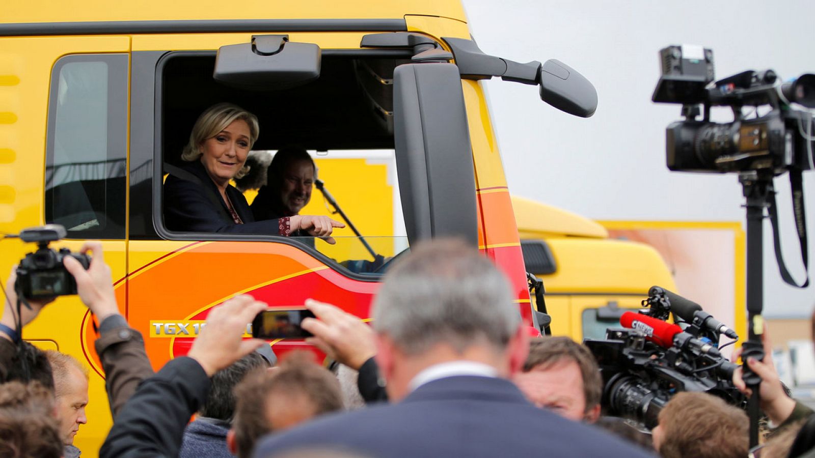 Marine Le Pen, la candidata del Frente Nacional, de campaña en Dol-de-Bretagne