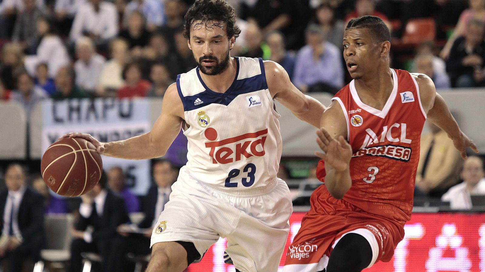 El escolta del Real Madrid Sergio Llull intenta superar al alero estadounidense del ICL Manresa Michael Machado.