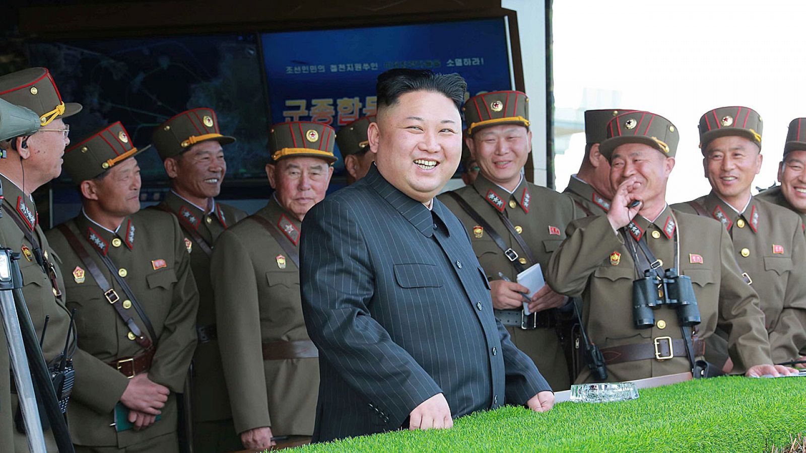 El lider norcoreano Kim Jong-un asiste a un desfile militar en Pyongyang.