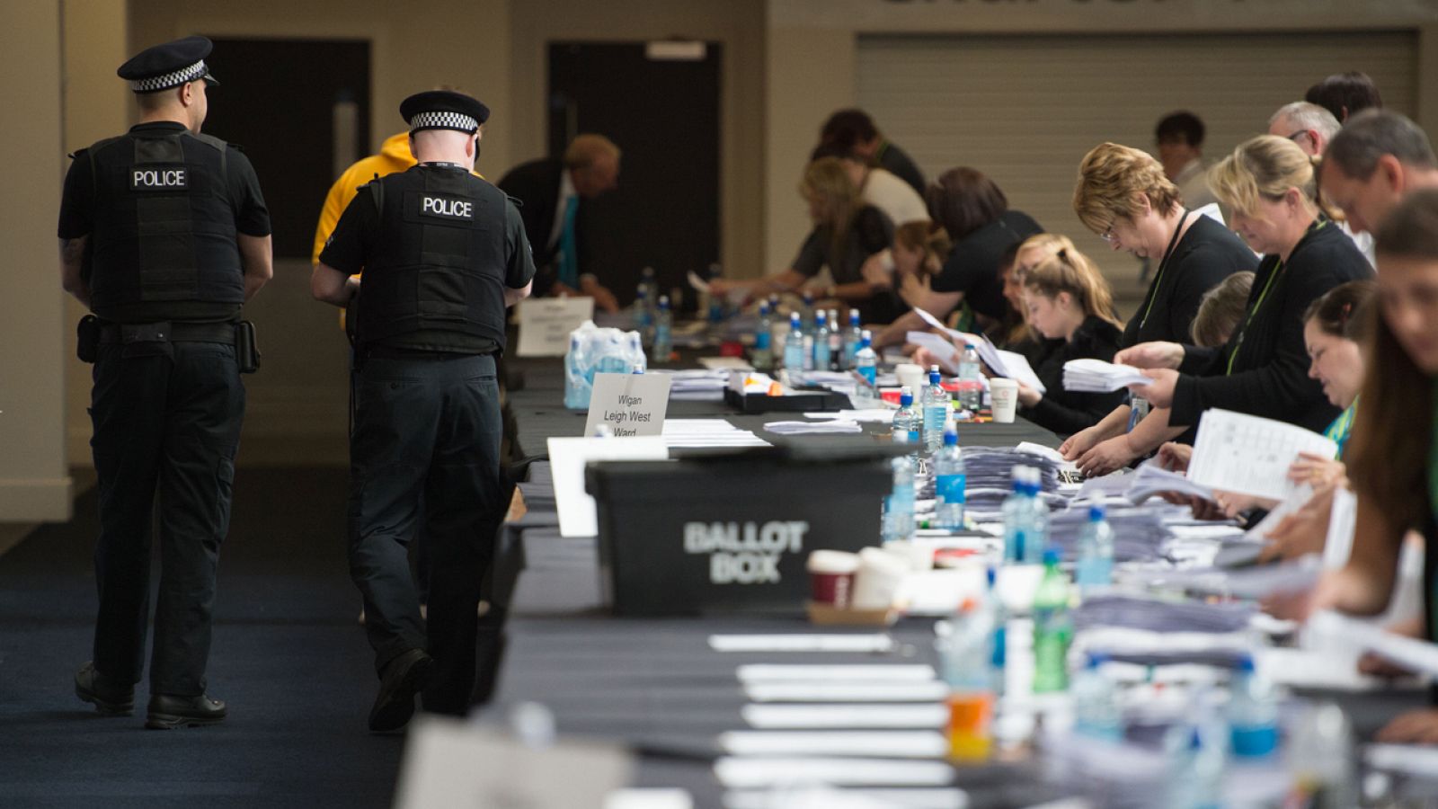 Recuento de votos en Manchester durante las municipales celebradas este jueves en Reino Unido