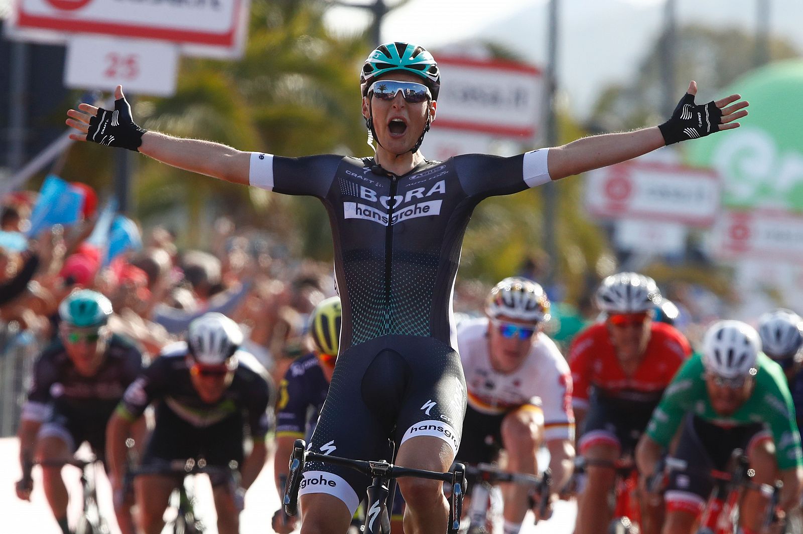 Lukas Postlberger celebra su victoria en la primera etapa del Giro 2017.