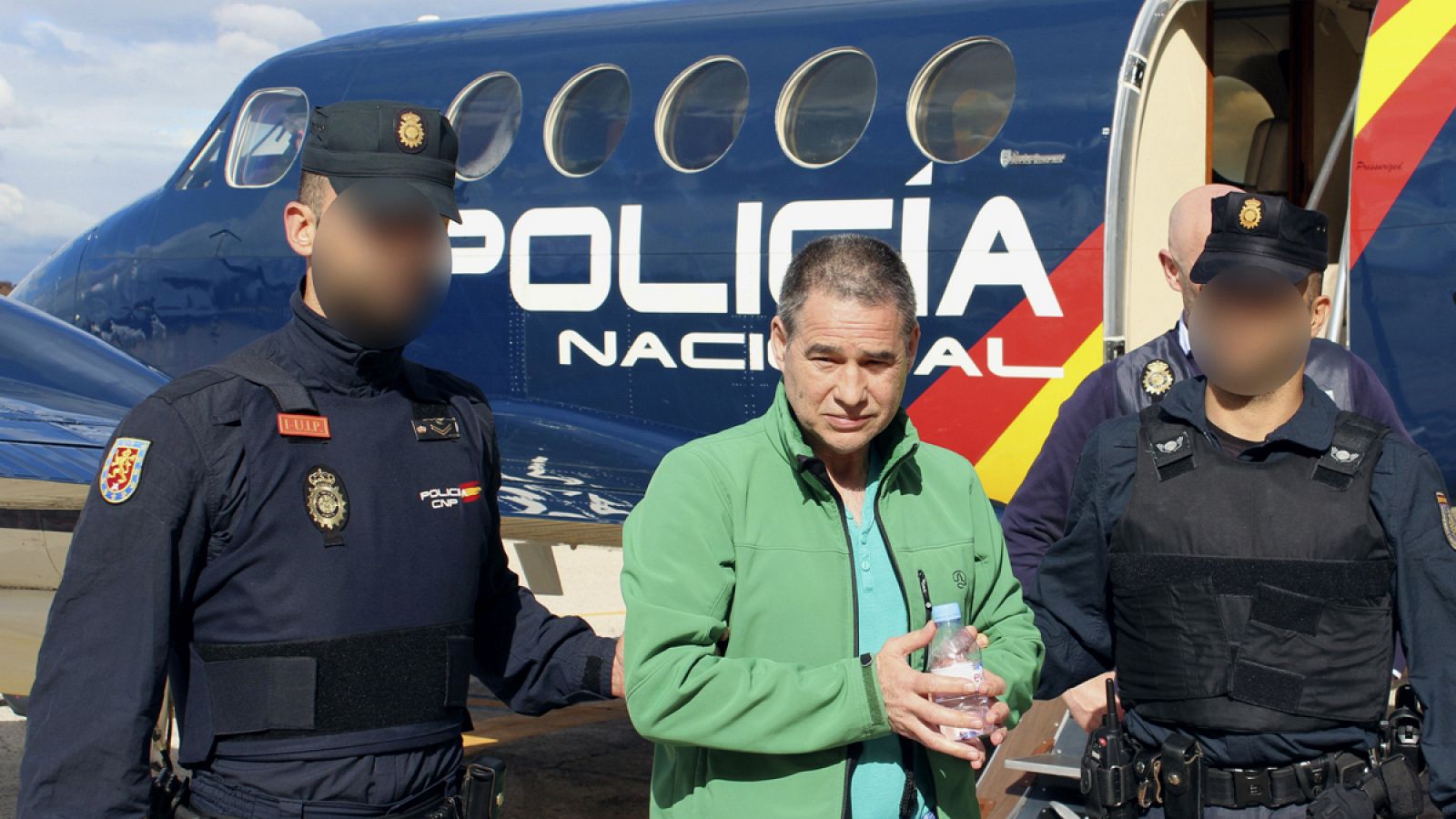 Fotografía facilitada por el Ministerio del Interior del etarra Antonio Troitiño, a su llegada a España en vuelo desde Londres.