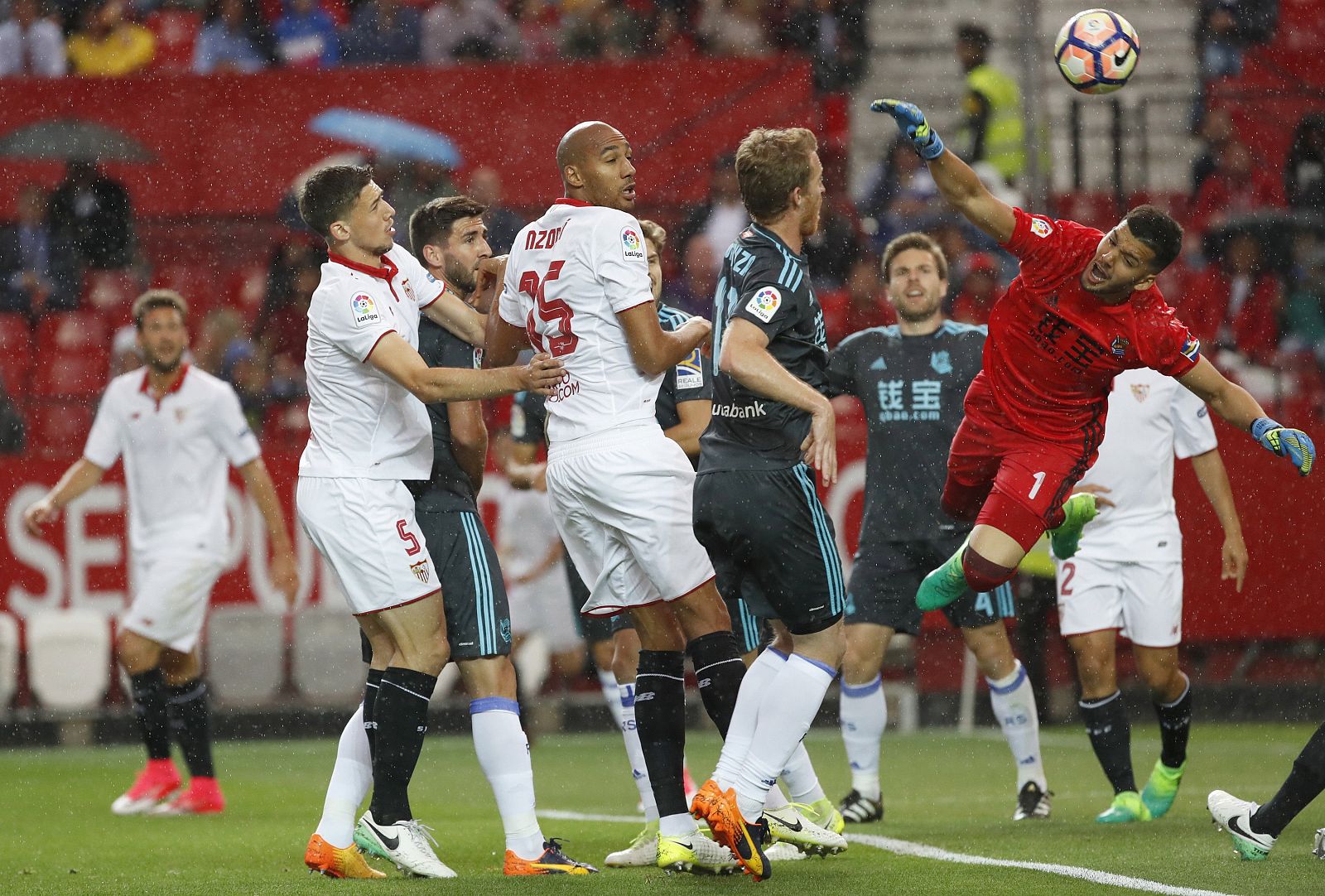 Rulli intenta despejar ante varios rivales del Sevilla.