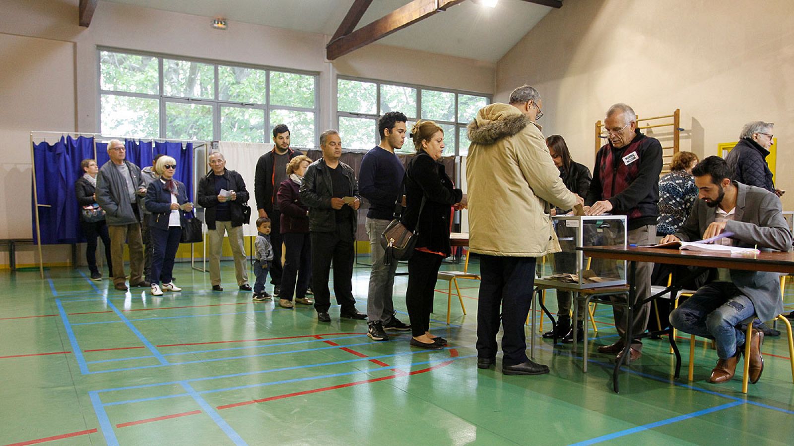 Varias personas hacen cola para votar en un colegio en Vaulx-en-Velin, Francia