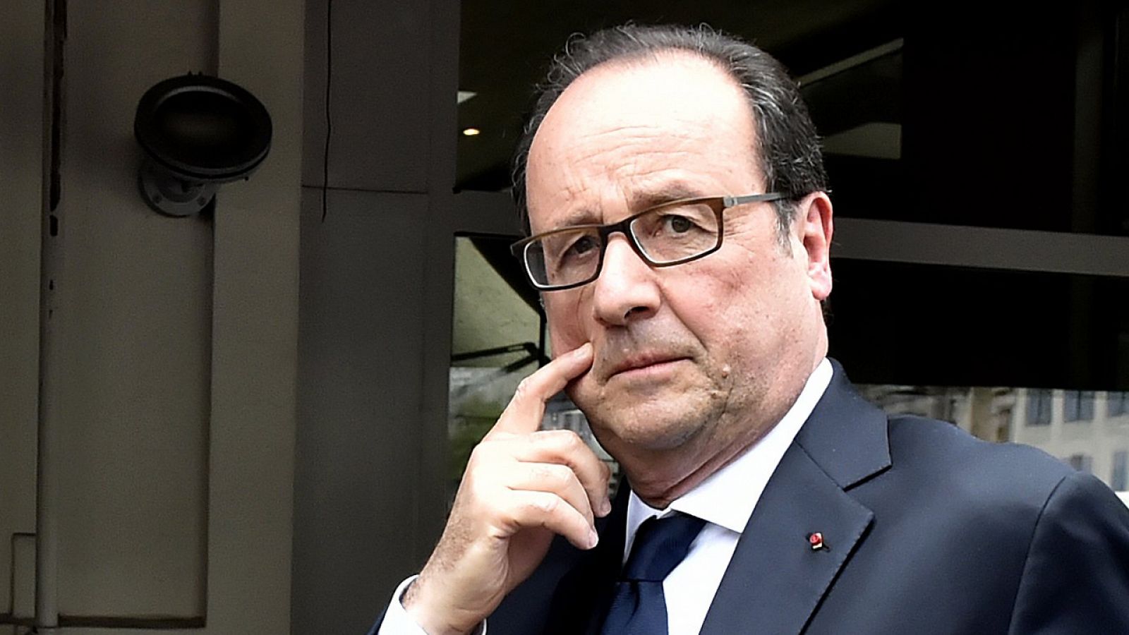El presidente saliente de Francia François Hollande despues de votar
