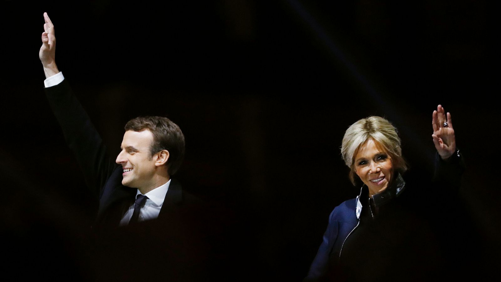 El presidente electo de Francia, Emmanuel Macron y su esposa, Brigitte Trogneux
