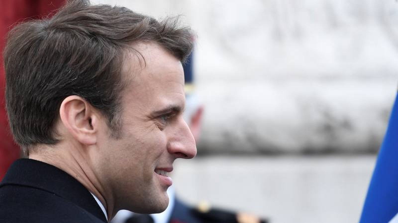 El presidente electo de fracnia, Emmanuel Macron, asiste a la cermonia por el aniversario de la victoria en la II Guerra Mundial