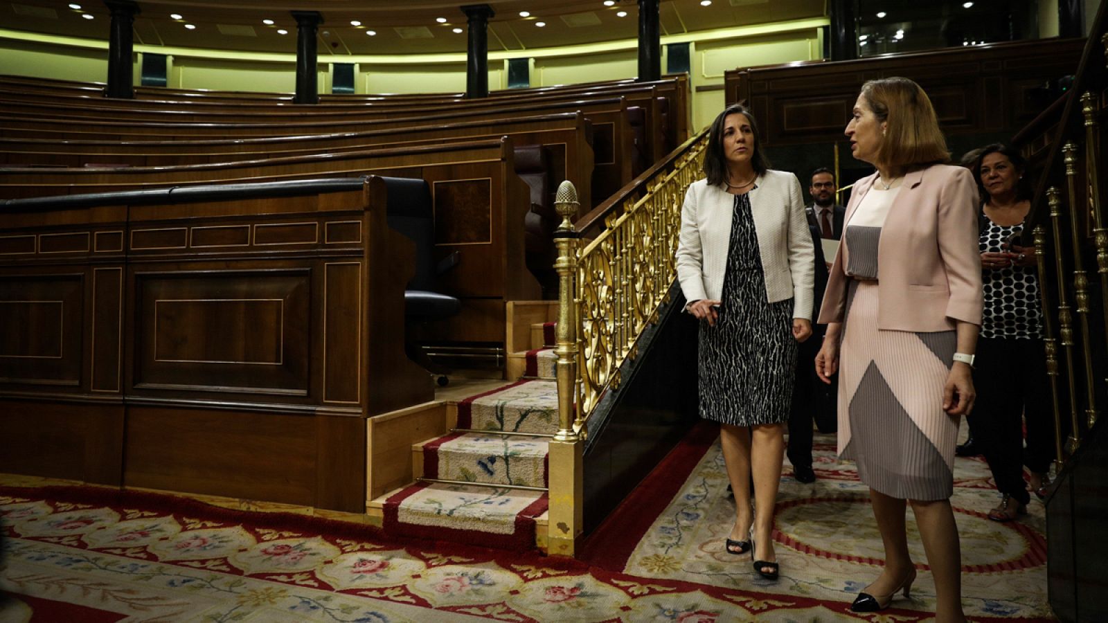 La presidenta del Congreso, Ana Pastor, recibiendo en la Cámara a la primera dama de Costa Rica