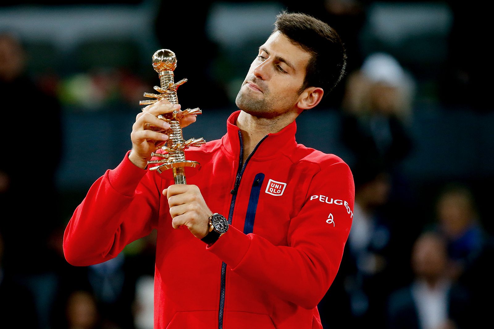 Djokovic posando con el trofeo logrado el año pasado del Open de Madrid.