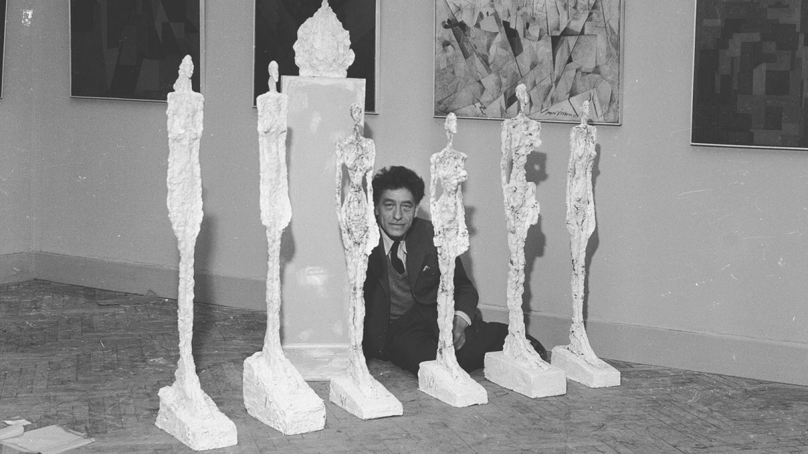 Alberto Giacometti, junto a sus esculturas en la Bienal de  Venecia de 1956.