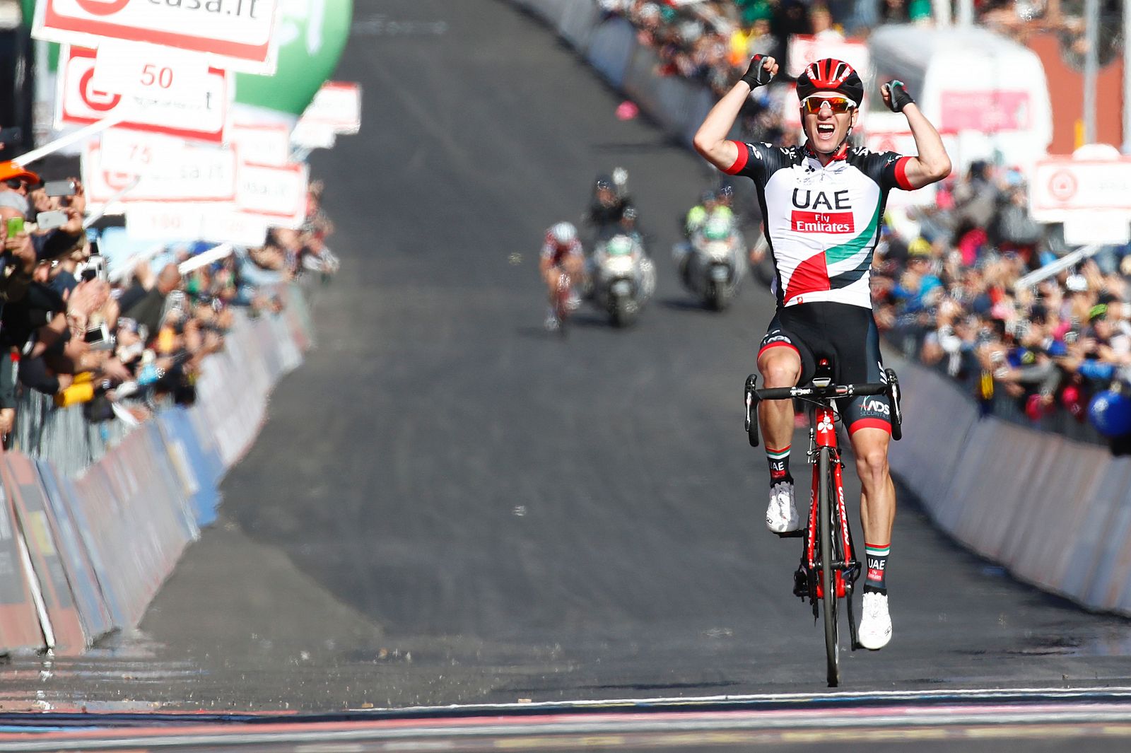 Jan Polanc celebra su victoria en la terera etapa del Giro 2017.