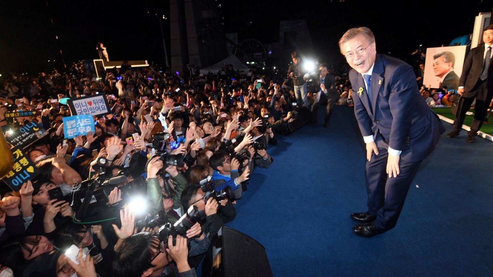 El presidente electo surcoreano Moon Jae-in saluda a sus seguidores en la plaza Gwanghwamun en Seúl