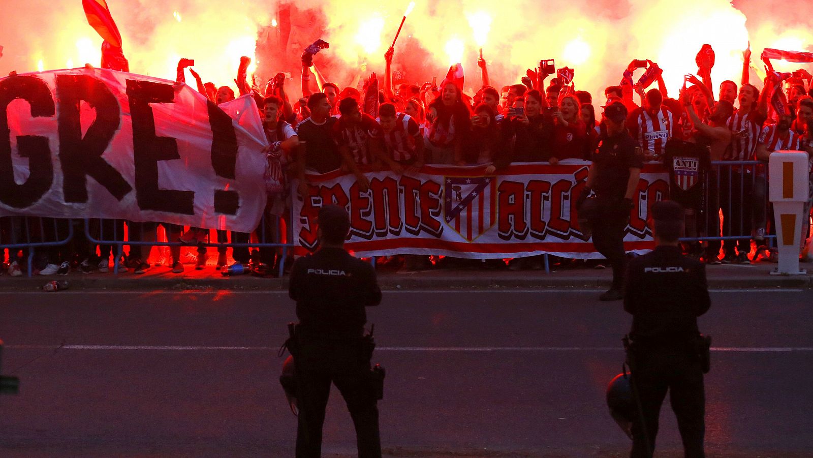 Aficionados del Atlético animan al equipo frente al hotel de concentración