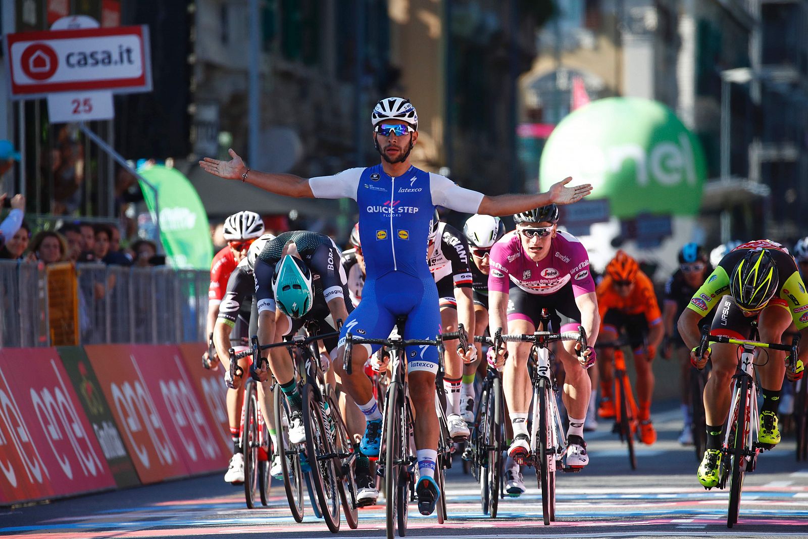 Fernando Gaviria celebra su victoria en la quinta etapa del Giro 2017.