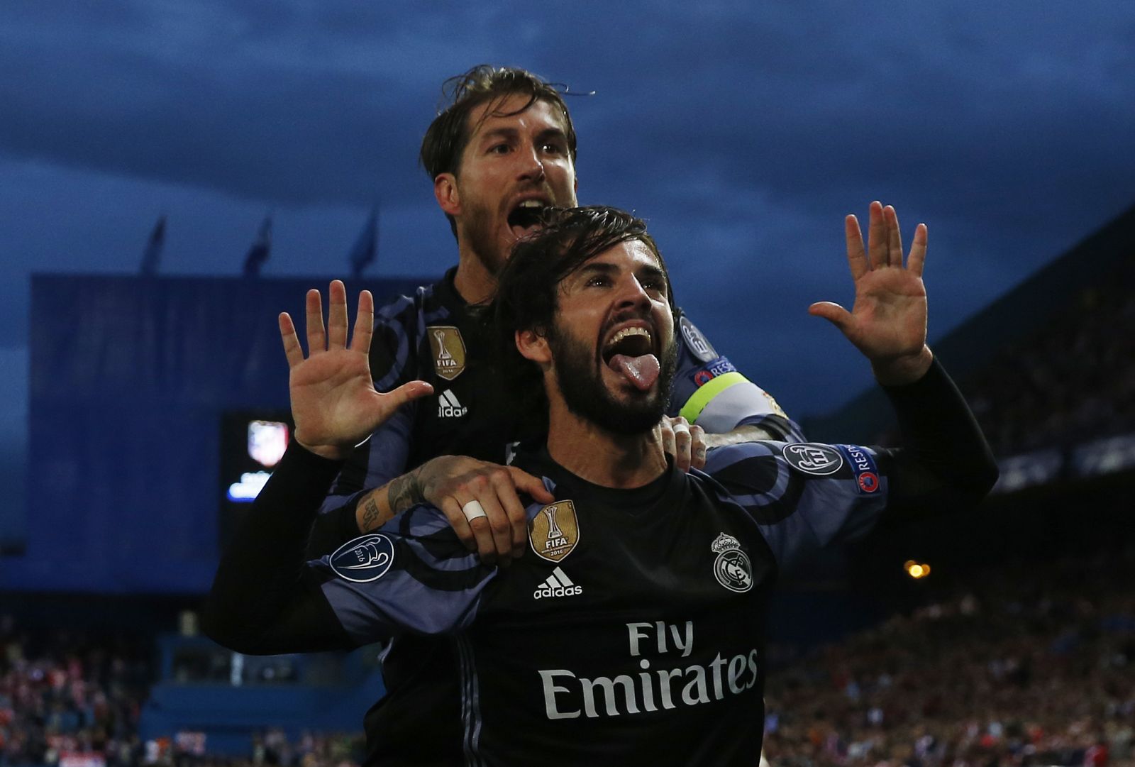Isco y Ramos celebran el gol del malagueño en el Calderón.