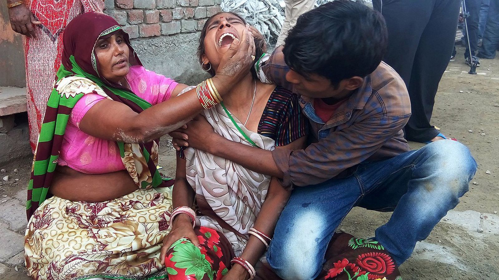 Una mujer llora en Bharatpur, Rajastán (India), donde han muerto 23 personas al hundirse un muro durante una boda