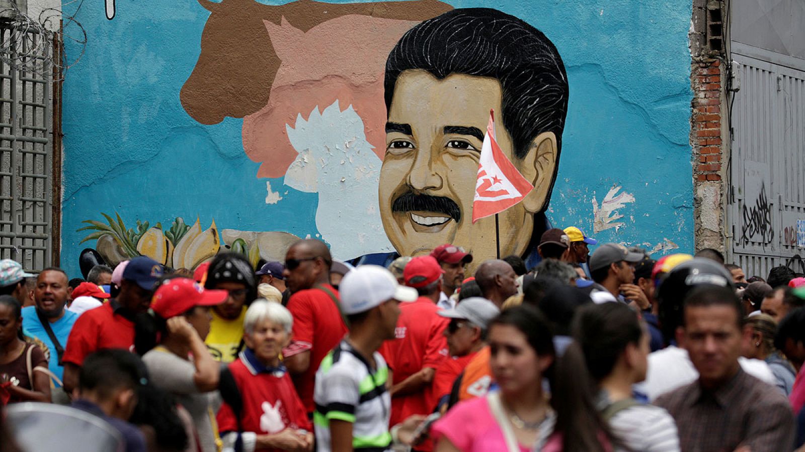 Un mural de Nicolás Maduro en una calle de Caracas