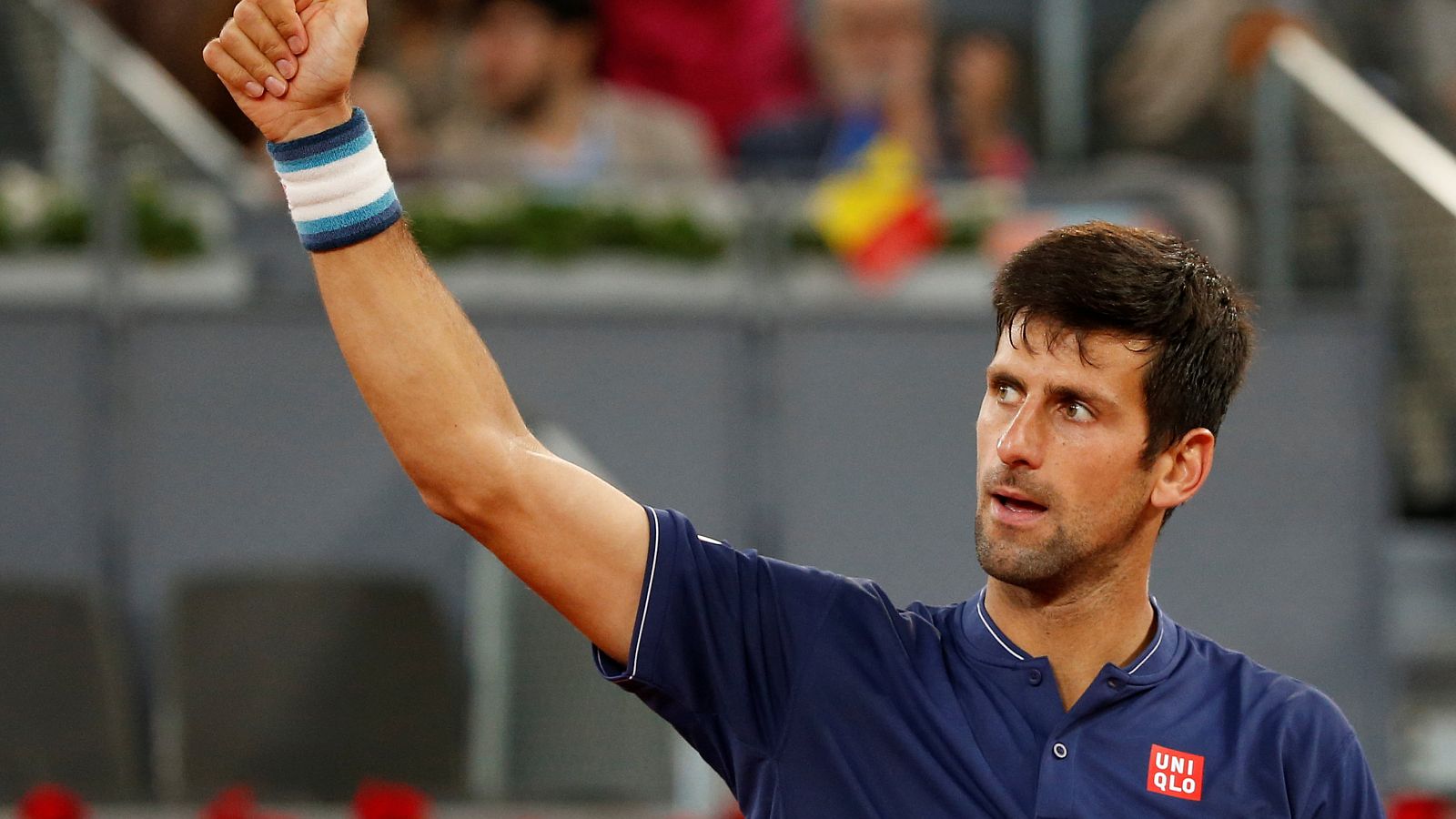 El tenista serbio Novak Djokovic saluda tras vencer este jueves a Feliciano López.