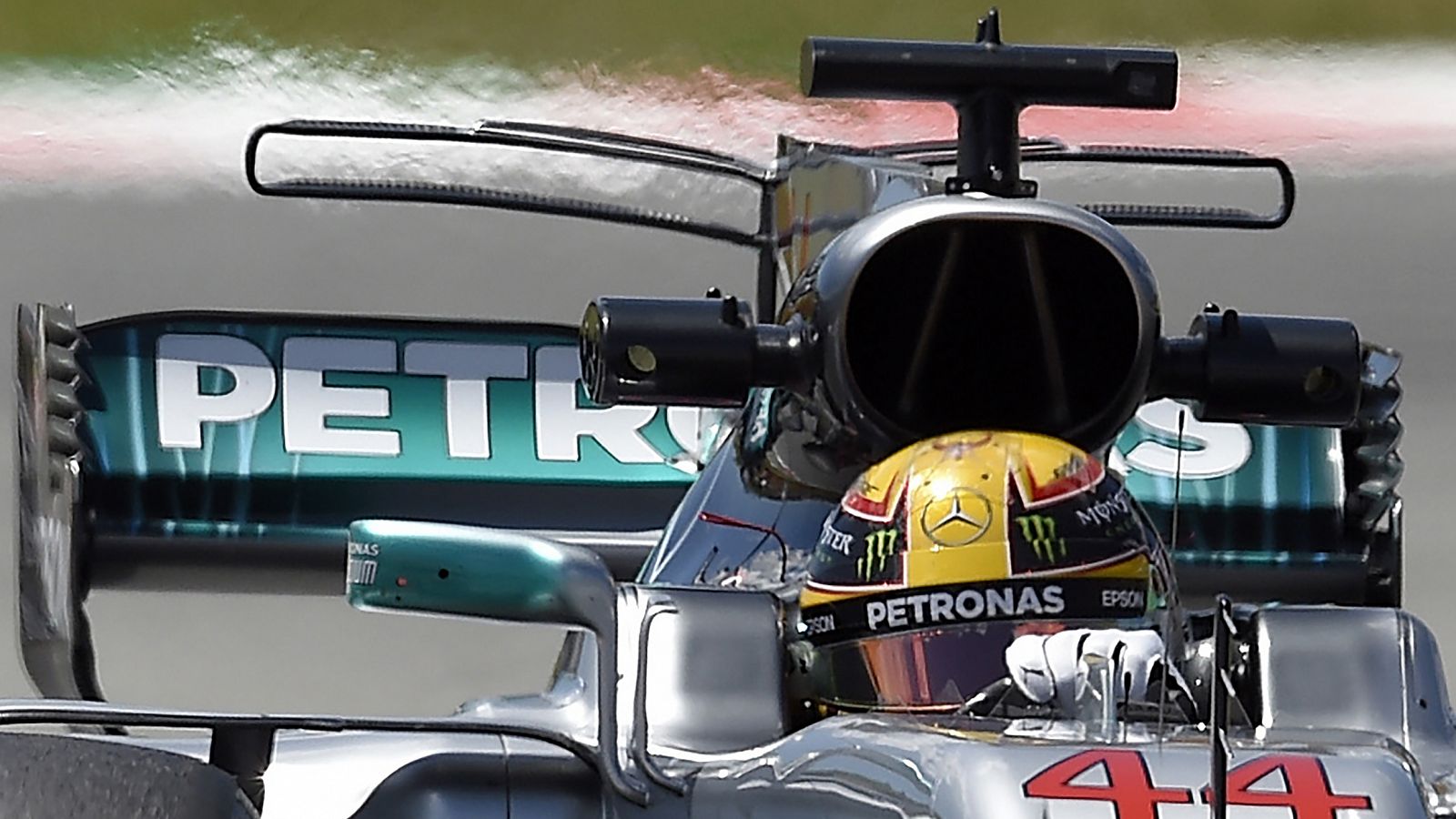 Mercedes saca músculo en los libres frente a Ferrari