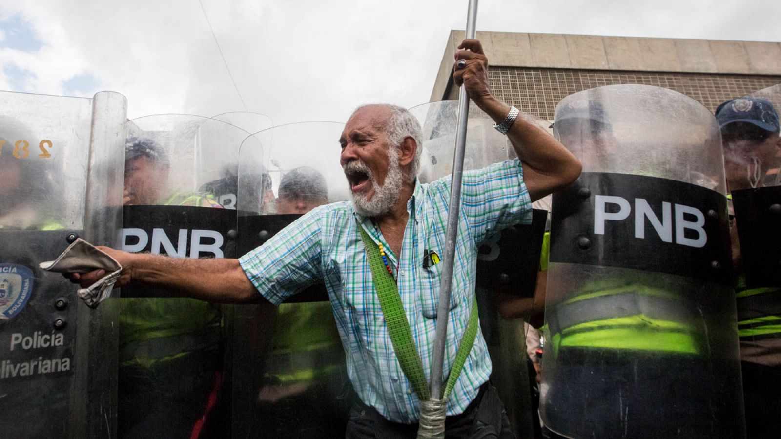 Imagen de un momento de la marcha opositora en Caracas de personas de la tercera edad celebrada el viernes 12 de mayo de 2017.