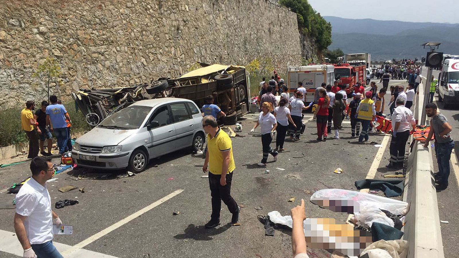 Varias personas junto al autobús accidentado en Turquía