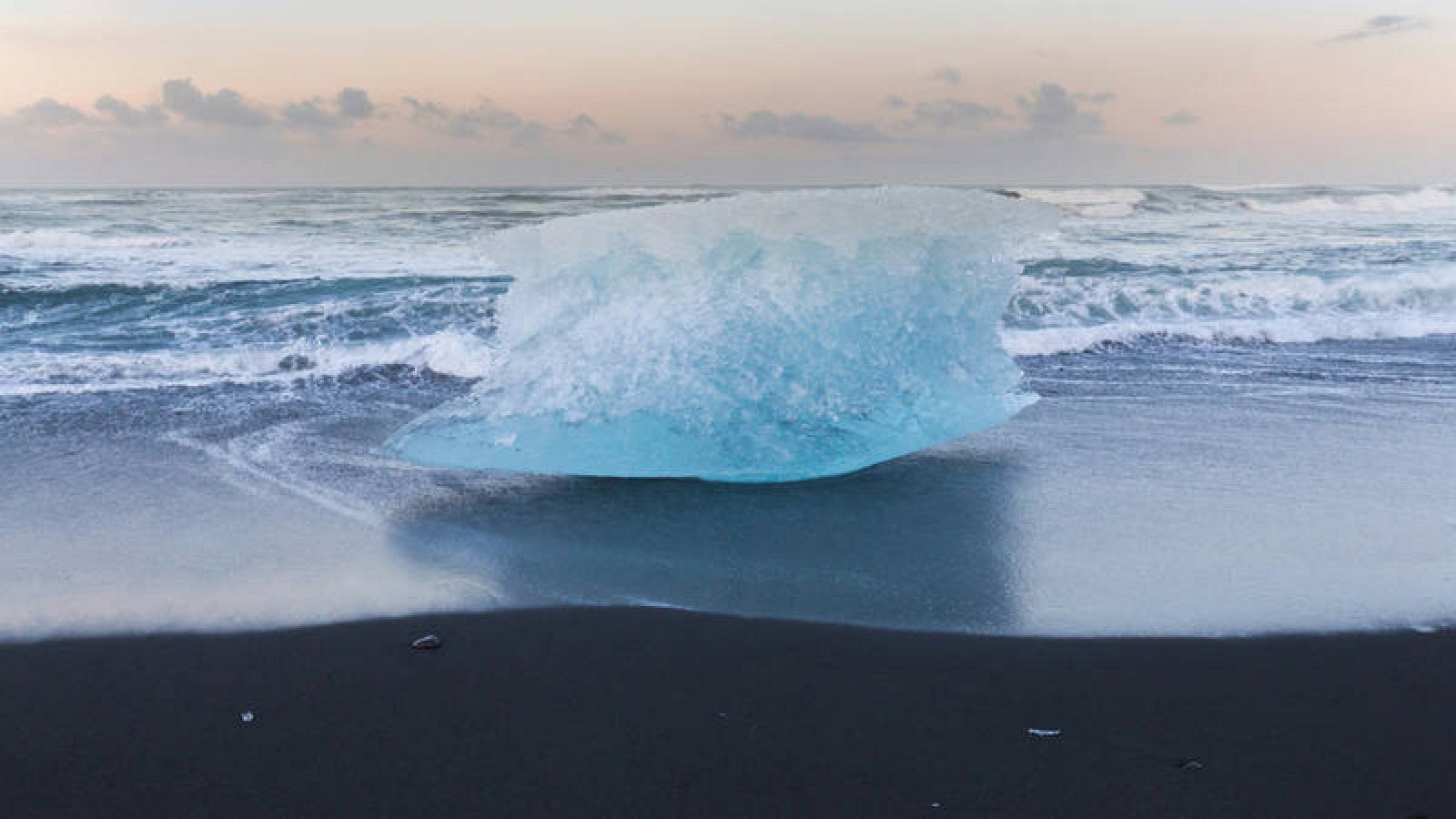 Bloque de hielo en el océano