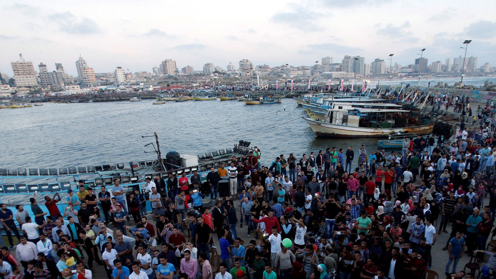 Palestinos fotografiados en el puerto de Gaza