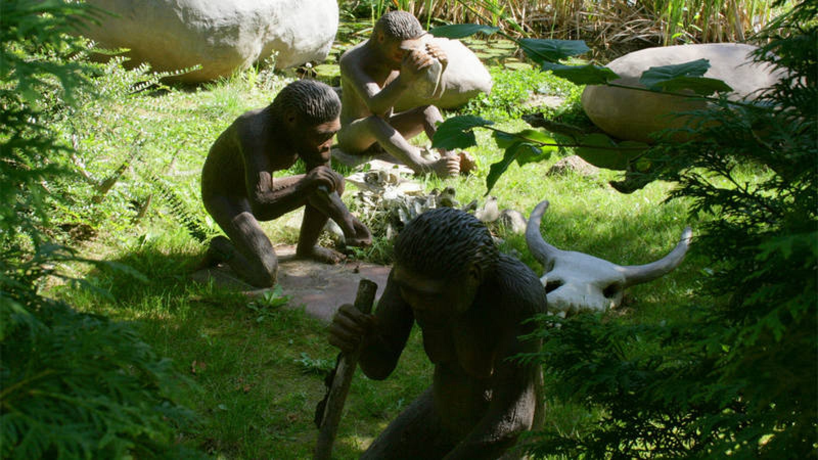 Representación de un grupo de australopitecos, que dieron lugar al género 'Homo'.