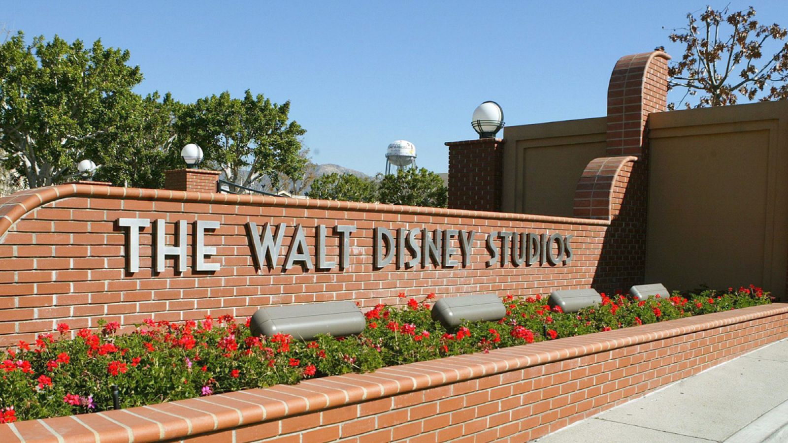 La entrada a los Estudios Walt Disney en Burbank, California