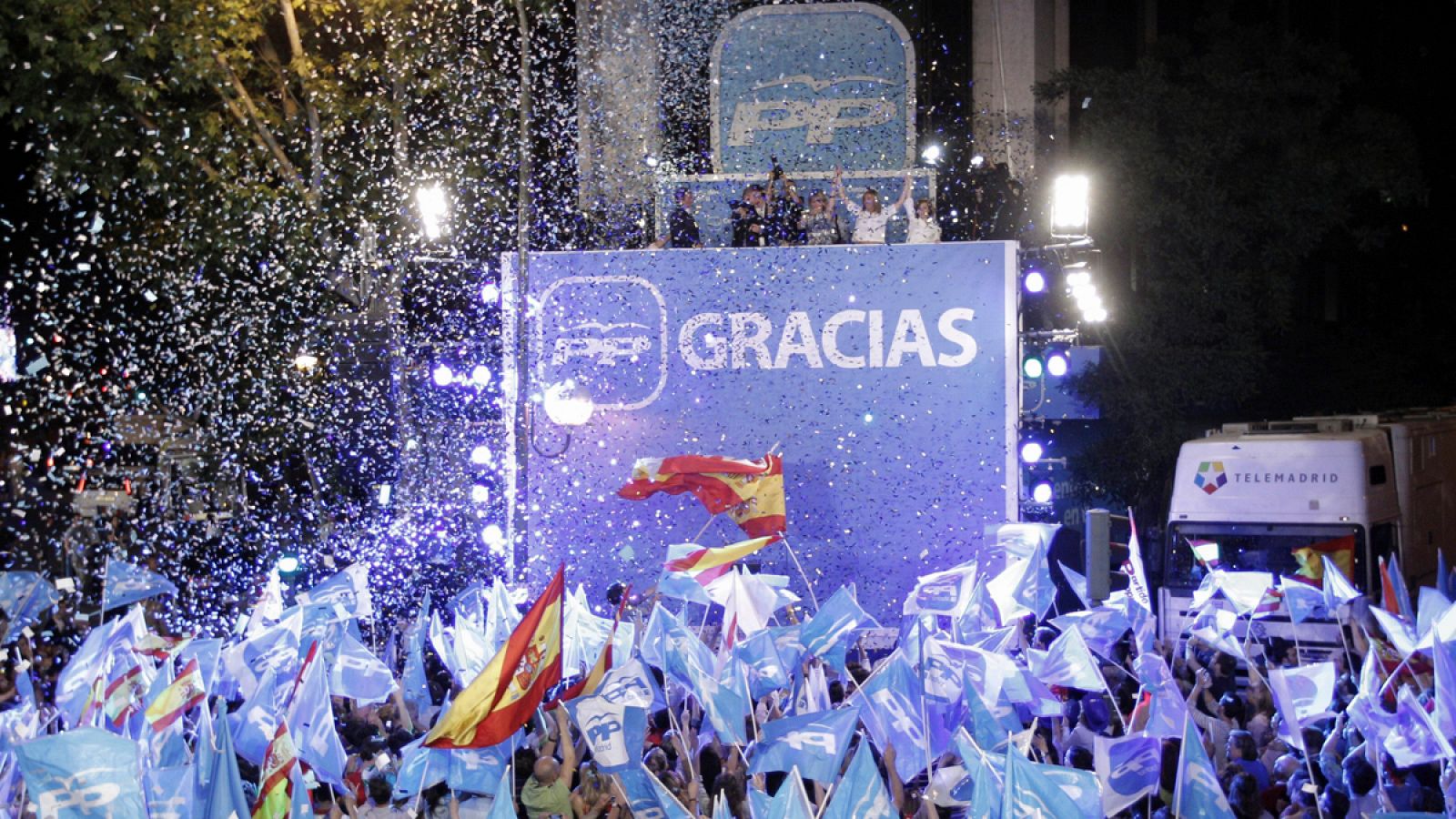 Simpatizantes del PP celebran ante la sede del partido la victoria en las elecciones municipales y autonómicas de 2011
