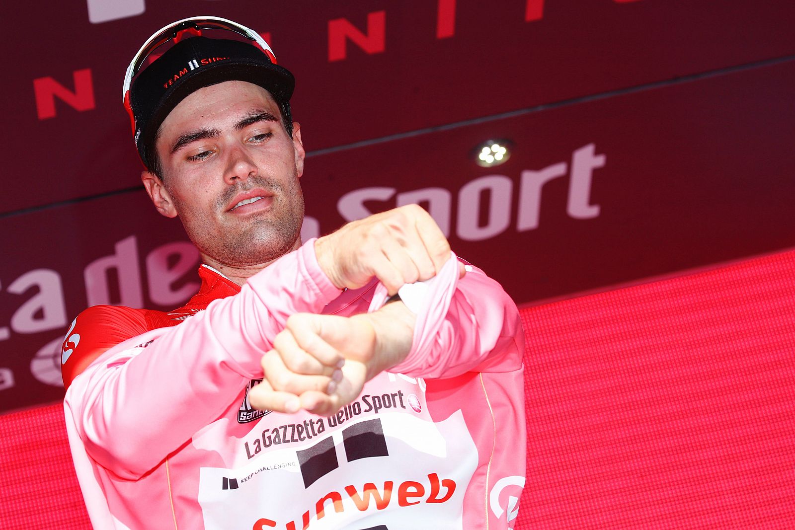 El holandés Tom Dumoulin (Team Sunweb) luce en el podio la maglia rosa.
