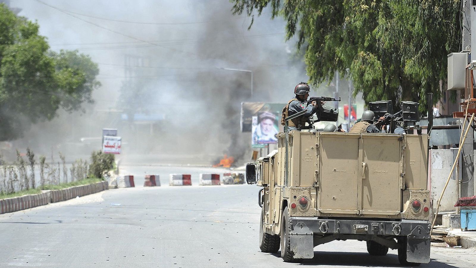 Soldados afganos cerca de la sede de la Radio Televisión Nacional de Afganistán (RTA) en la ciudad oriental afgana de Jalalabad, asaltada por hombres armados