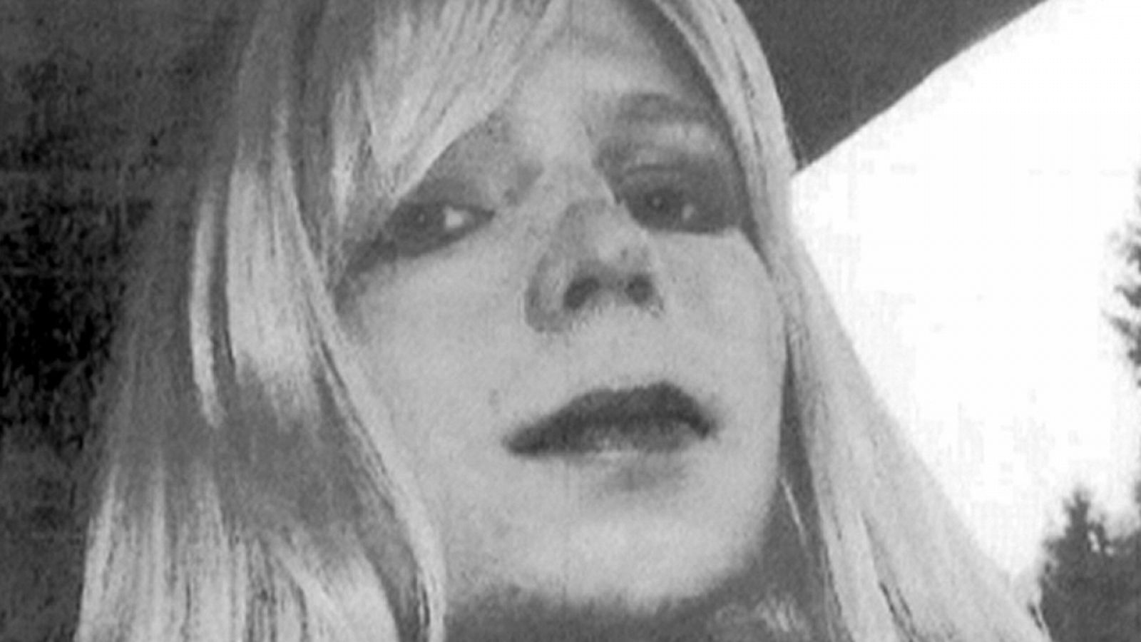 La ex militar Chelsea Manning, en una fotografía caracterizada de mujer antes de la reasignación de género (foto archivo)