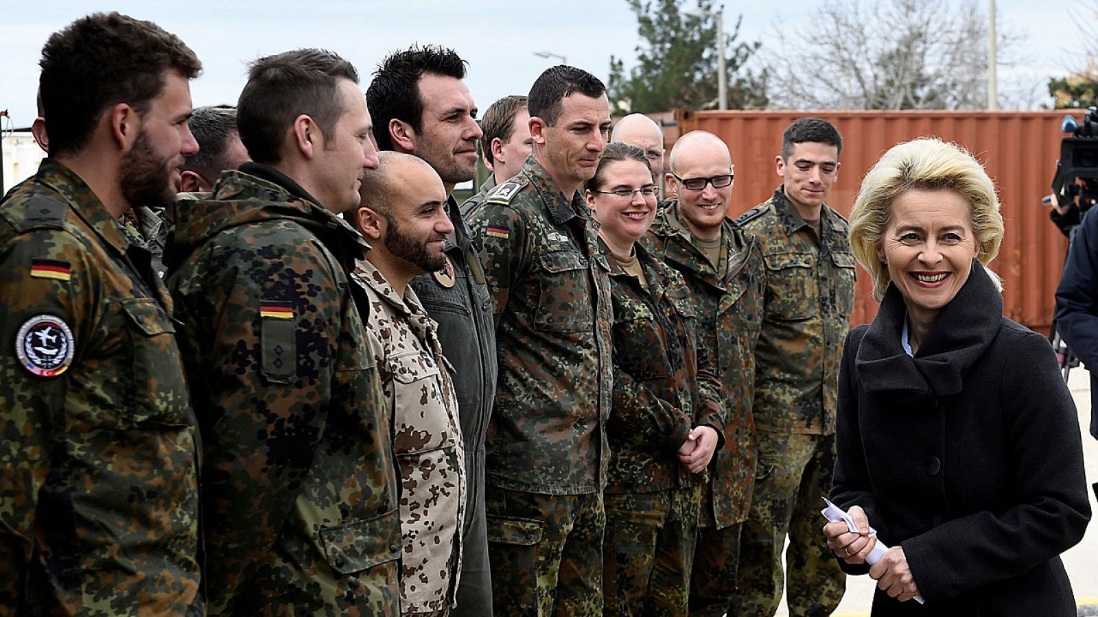 La ministra alemana de Defensa, Ursula von der Leyen, visita a los soldados del Ejército Federal (Bundeswehr) destinados en la base aérea de Incirlik, Turquía, el pasado año.