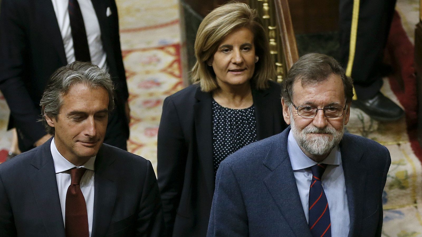 El ministro de Fomento abandona el hemiclo en compañía de Rajoy
