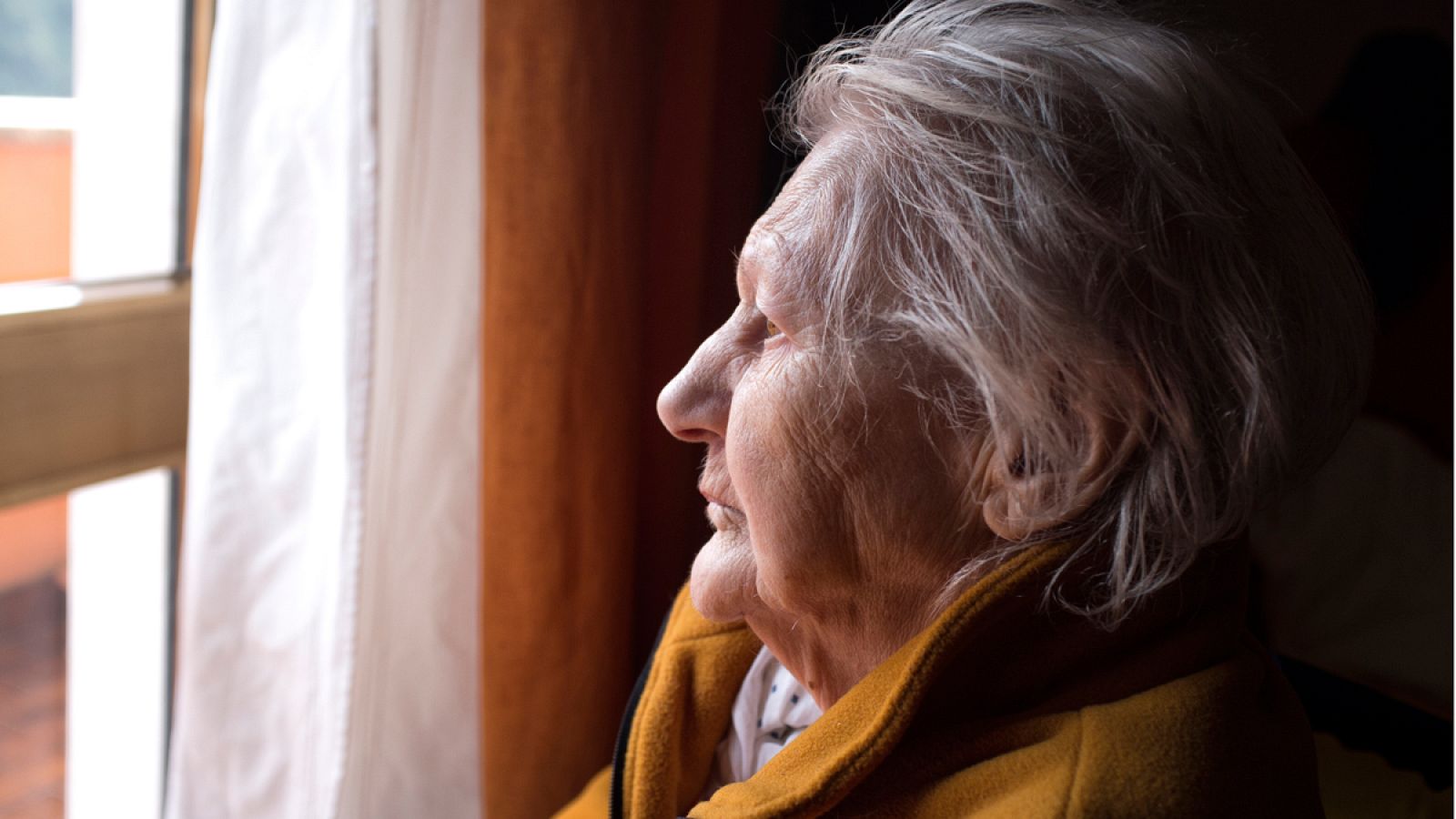 Mujer mayor enferma de alzhéimer