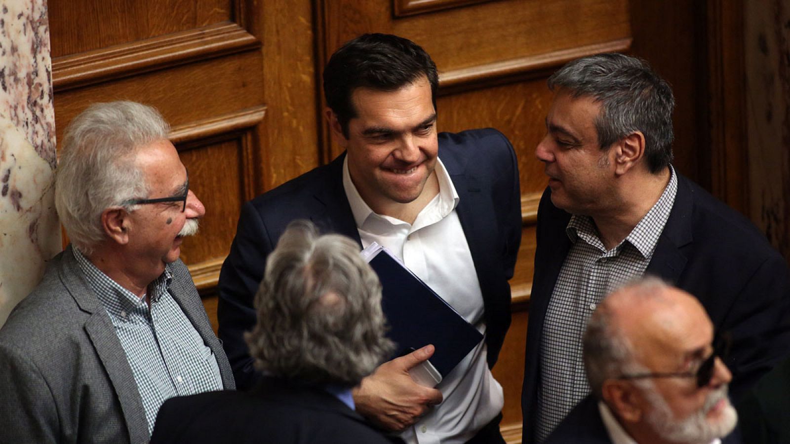 El primer ministro de Grecia Alexis Tsipras (c) a su llegada al debate sobre el borrador del presupuesto griego en la sede del Parlamento en Atenas (Grecia) el jueves 18 de mayo de 2017.