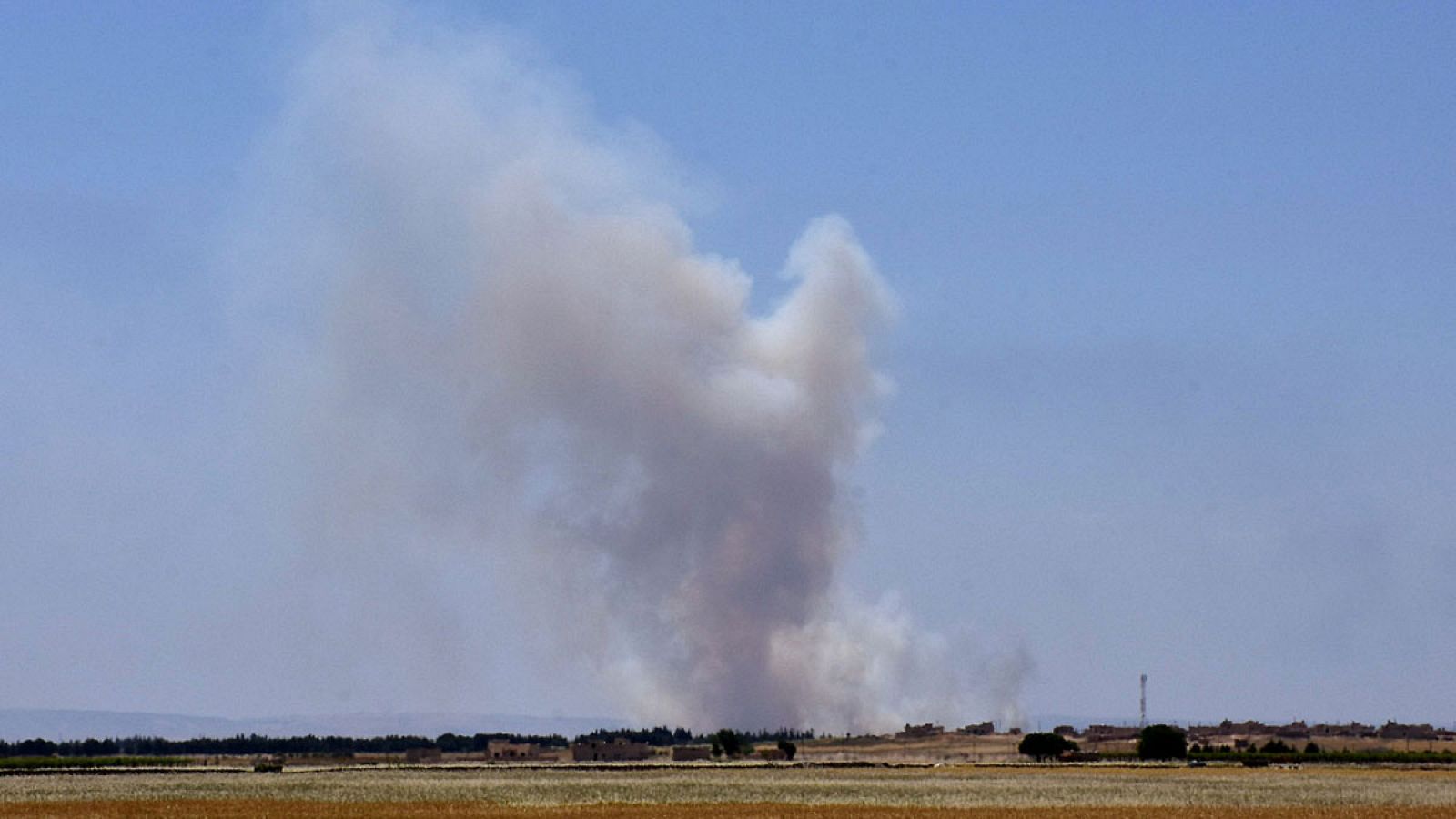 Imagen de archivo de una columna de humo tras un enfrentamiento en Siria.