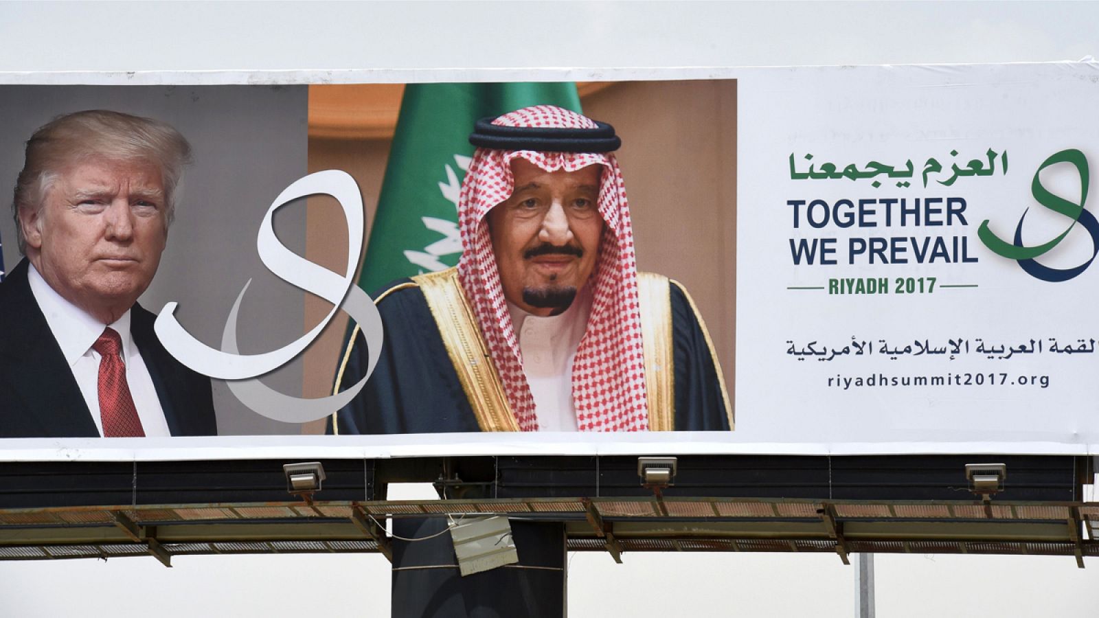 Cartel que anuncia la reunión que tendrán el presidente estadounidense Donald Trump y el rey de Arabia Saudí Salman en Rihad.