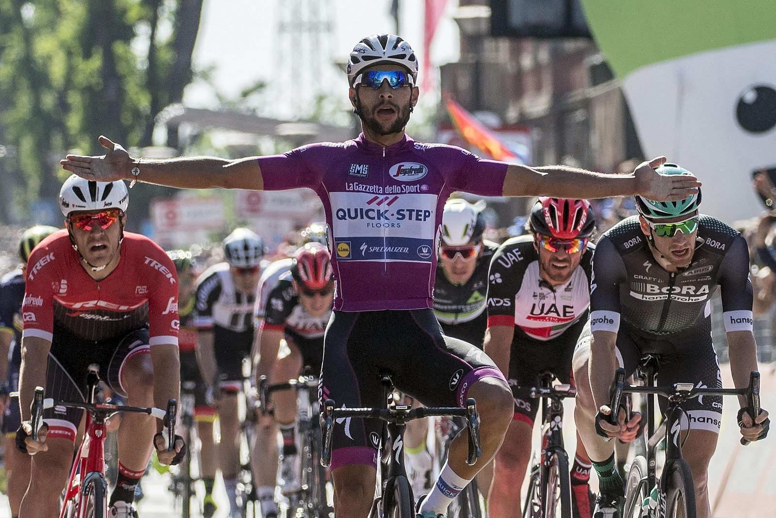 El ciclista colombiano Fernando Gaviria (c) del Quick-Step Floors se impone en la decimotercera etapa, entre Reggio Emilia y Tortona.