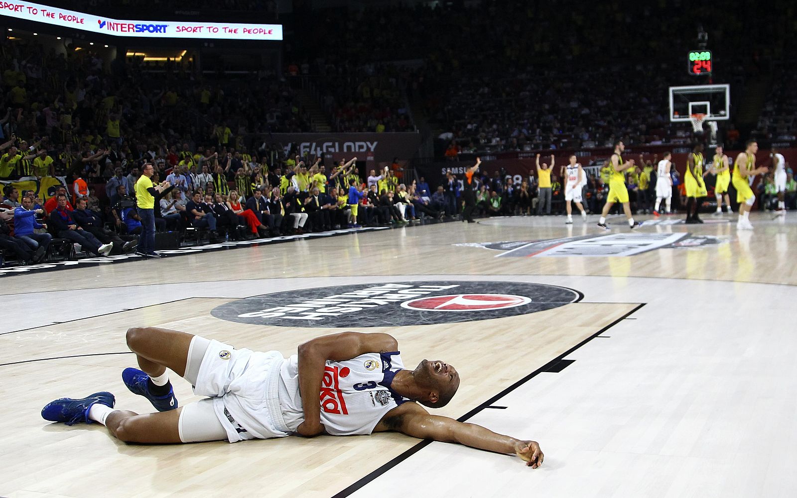 El jugador del Real Madrid Anthony Randolph en el suelo durante el partido.