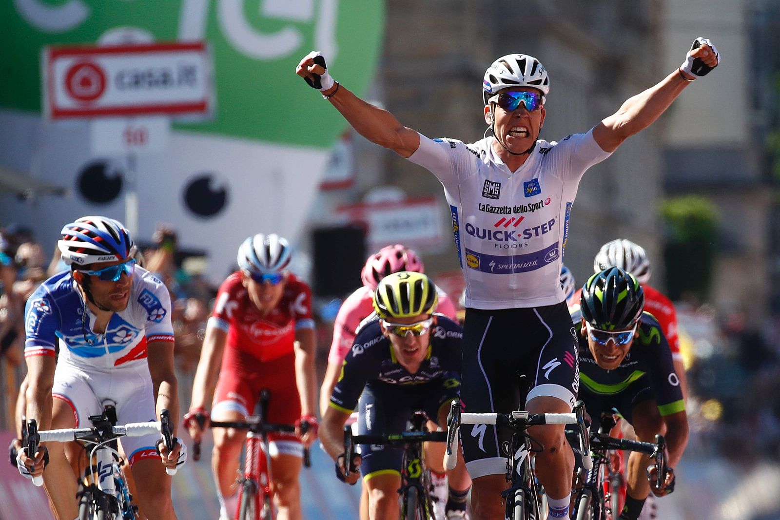 Bob Jungels celebra su victoria en la decimoquinta etapa del Giro.