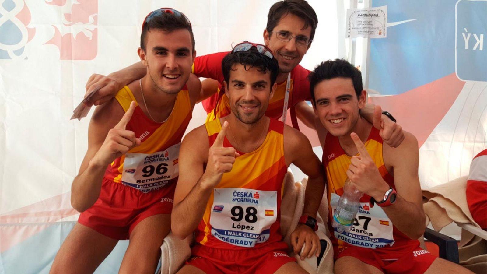 El equipo español posa con su medalla de oro en los 20 km marcha.