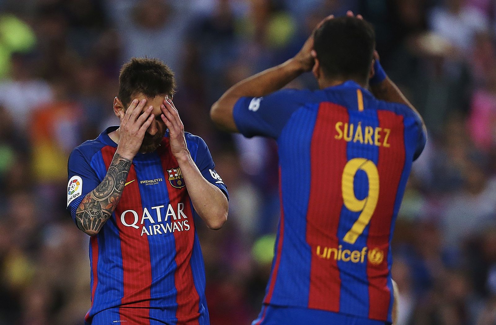 Messi y Luis Suárez se lamentan después del fallo del argentino desde el punto de penalti.
