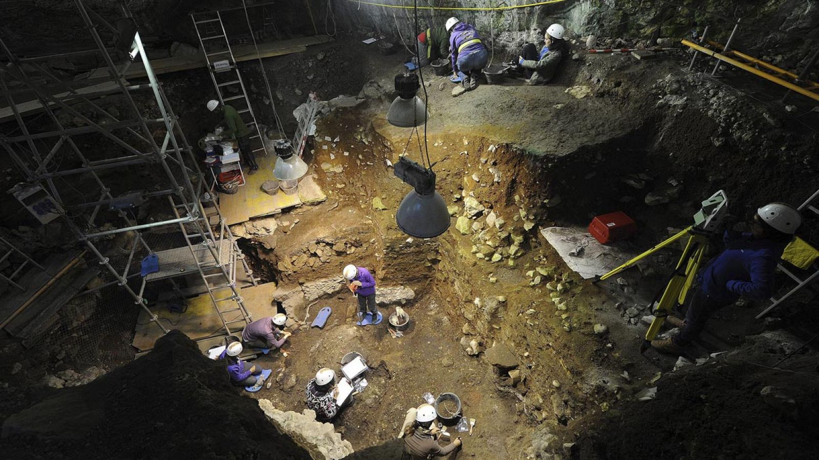 Cueva Fantasma es una sala kárstica de unos 30 metros de ancho, situada por encima de Gran Dolina.