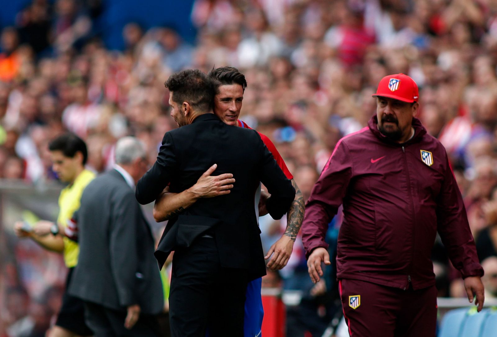 Torres se abraza con Simeone tras ser cambiado en el último partido de Liga.