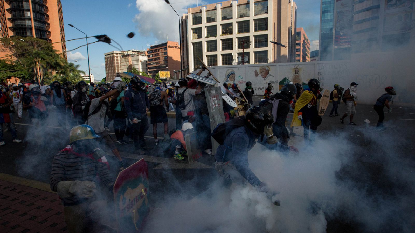 Manifestantes opositores se enfrentan a la Policía Nacional Bolivariana en Caracas